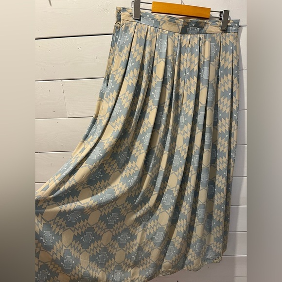 📍🩵 Alfred Sung 100% Silk Pleated Midi Skirt – Size 8 - Picture 9 of 10